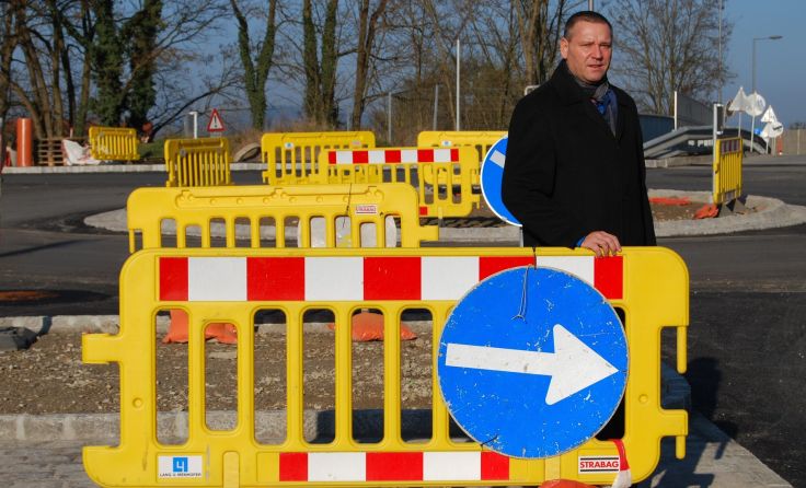 Vizebürgermeister Manfred Voglsam beim neuen Kreisverkehr. Foto: Bettina Nechville