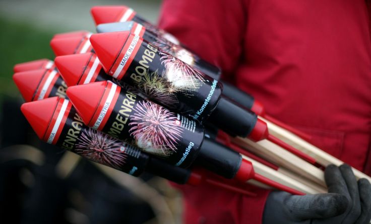 Die beliebten Feuerwerkskörper verursachen häufig Verletzungen. Foto: Weihbold