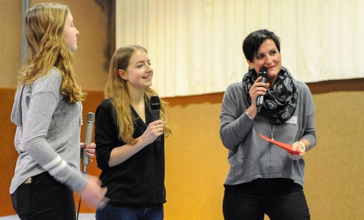 Direktorin Susanna Stiftner (r.) mit den Schulabsolventinnen Hannah und Vivien.