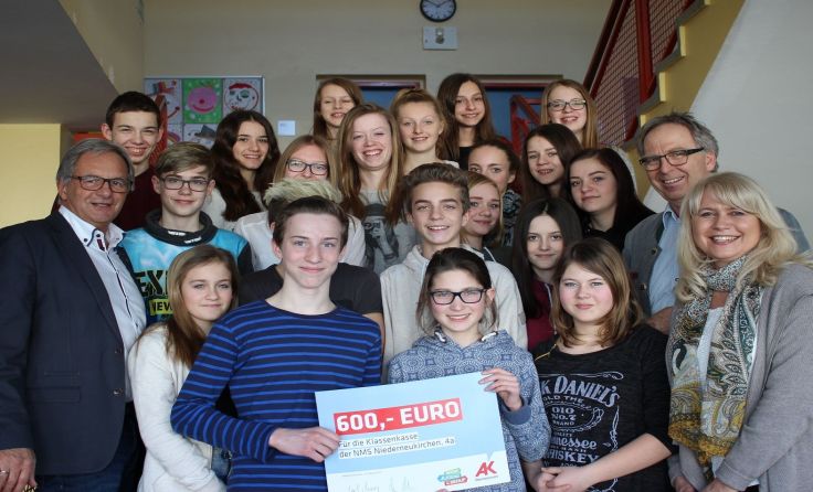 Die 4A der NMS Niederneukirchen präsentiert stolz den Siegergutschein.