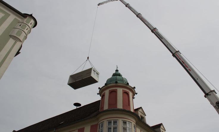 Mit einem riesigen Kran wurden die Container in den Innenhof gehievt.