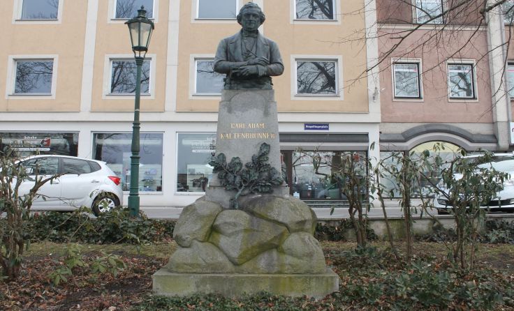 Um 11 Uhr findet beim Denkmal die Kranzniederlegung statt.