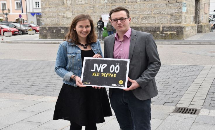 JVP-Landesobfrau Claudia Plakolm mit Bezirksobmann Gregor Eckmayr am Ennser Stadtplatz. Foto: JVP