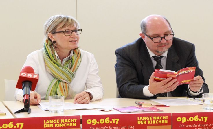 Projektleiterin Angelika Stummer mit dem Superintendenten Gerold Lehner.