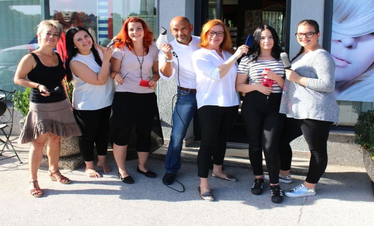 Nina, Laura, Daniela, Nico und Karin Entner, Nicole und Almina vor dem Salon (v.l.)