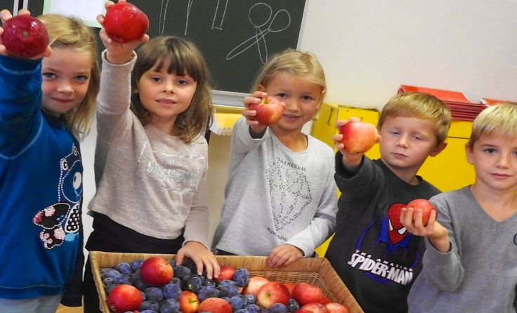 Die Kinder der Volksschule St. Florian freuen sich über die frischen Äpfel.