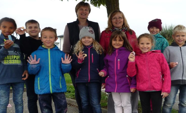 Die Kinder hatten sichtlich Spaß dabei, die Parkplätze zu bemalen.