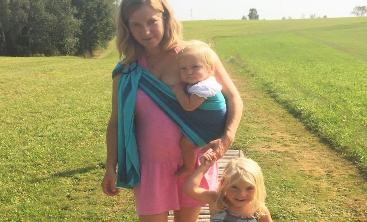 Tagesmutter Jasmin Schatzl mit ihren beiden Töchtern. Foto: privat