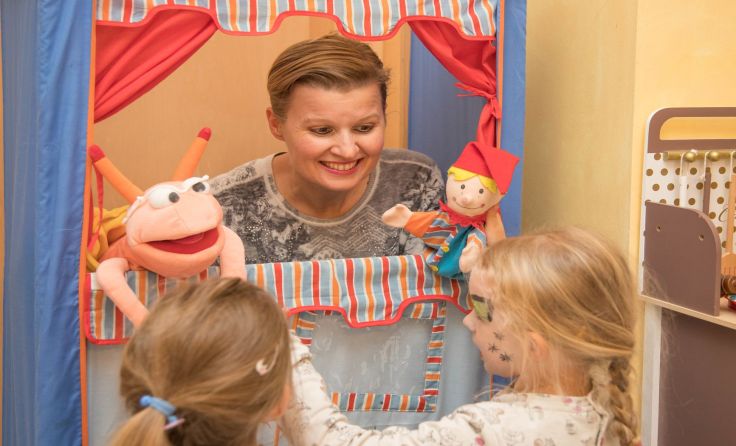 Tagesmutter Birgit Wagner beim Spielen mit ihren Schützlingen.