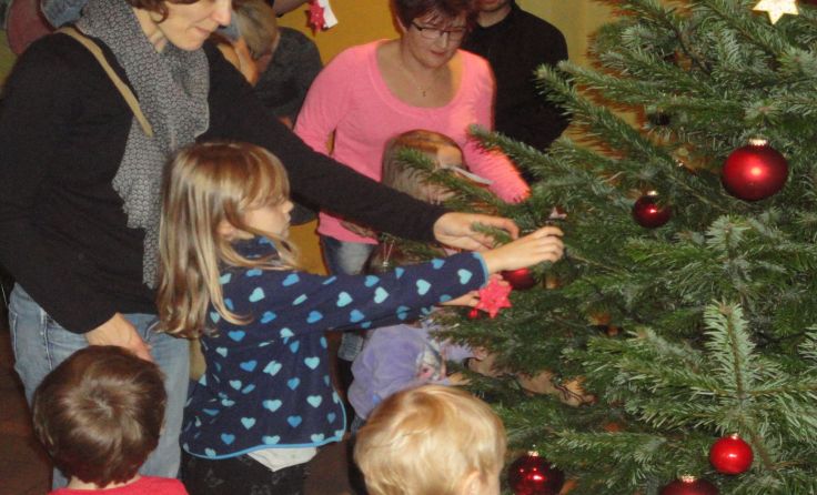 Kinder beim Christbaum-Schmücken. Foto: OÖ. Familienbund