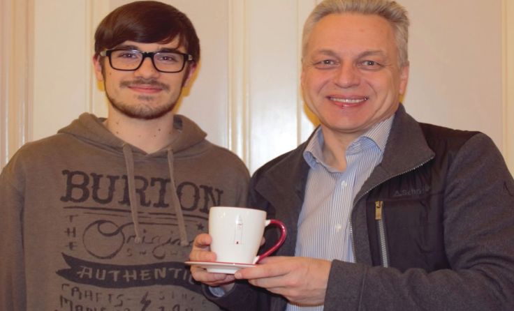Bürgermeister Franz Stefan Karlinger und David Schlögl mit dem neuen Enns-Häferl.