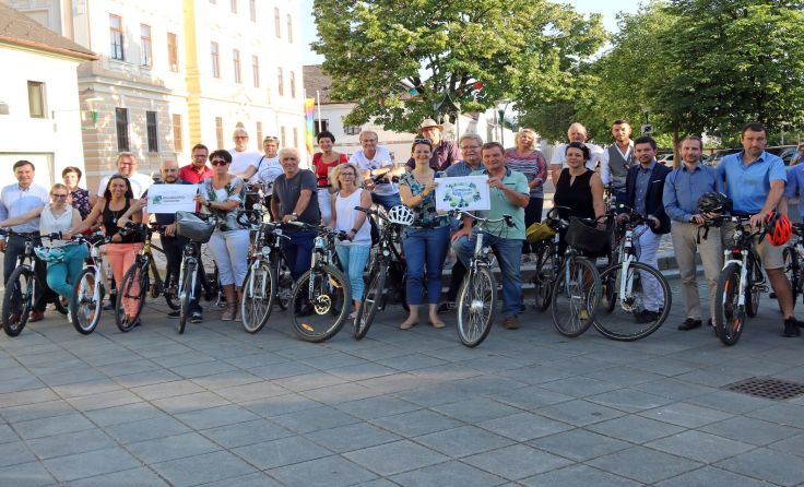 Alle Gemeinderäte, die mit dem Rad angereist waren, zeigten begeistert ihre Fortbewegungsmittel.