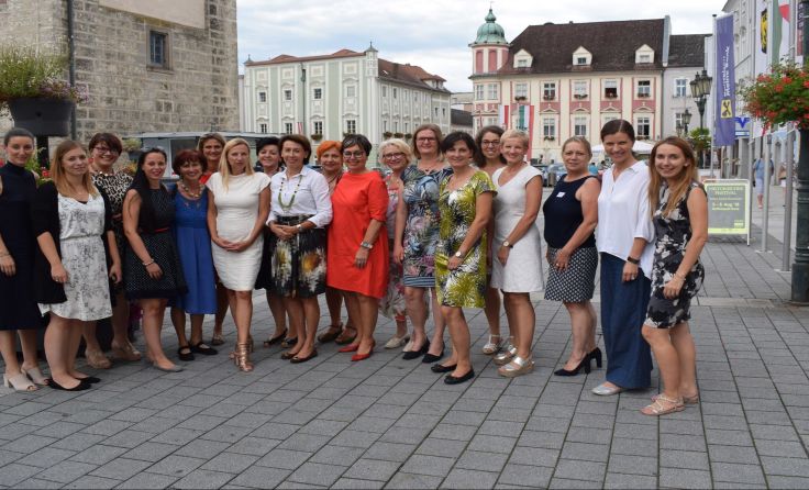 Bogner Strauß und Schulz mit GesprächspartnerinnenFoto: OÖVP-Frauen