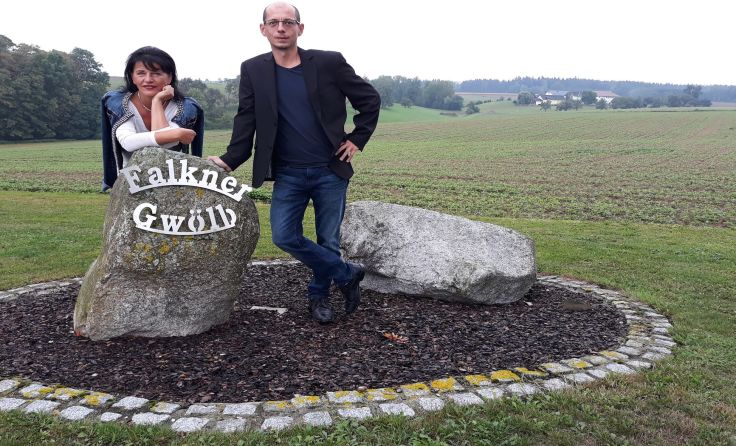 Beate Falkner und Rainer Grammer vor dem Falkner Gwölb in St. Florian.