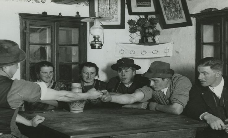 Spielen wie damals: Spaß beim "Fingerhakeln" Foto: Landemuseum OÖ