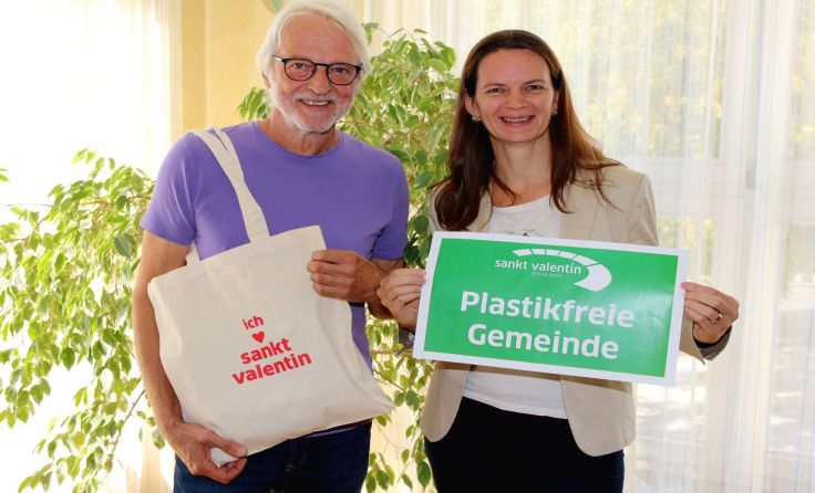 Umweltgemeinderat Hans Hintersteiner und Bürgermeisterin Kerstin Suchan-Mayr stehen zur Resolution.