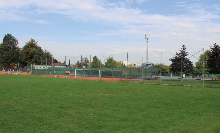 Auf dieser Fläche soll die Liegewiese des Freibads erweitert werden. Foto: Stadtgemeinde Enns