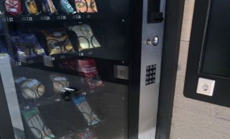 Der 500 Kilo schwere Automat wurde aus der Verankerung gerissen. Foto: Hoeffle