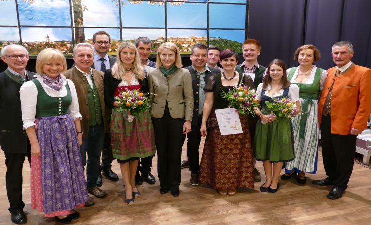 Stefan Karlinger und Christine Haberlander gratulierten den Gewinnern. Foto: Nico Praus