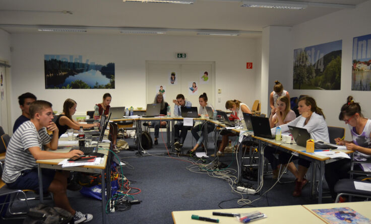 Die konzentrierten Jungredakteure bei der Arbeit.