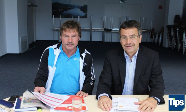 Walter Berger, Bezirksobmann der Sportunion UU mit Pflichtschulinspektor Werner Schlögelhofer (re.)