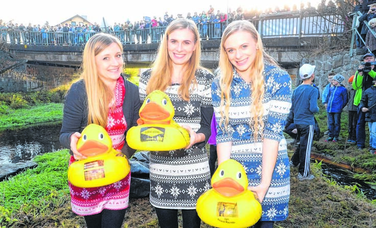 Die Poxrucker Sisters fischten beim Ganslrennen die Siegergans. Foto: Johann Filipp/Was tuat si