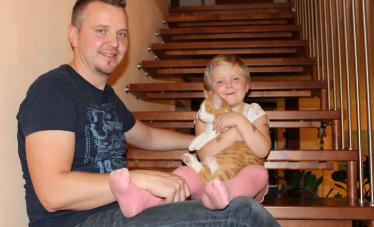 Die kleine Anna (r.) mit Papa Martin.