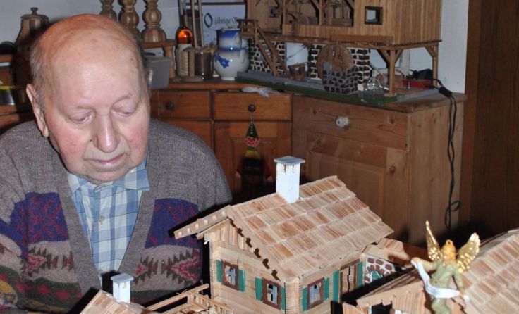 Josef Reingruber baut an den Krippen das ganze Jahr über. Foto: Reingruber