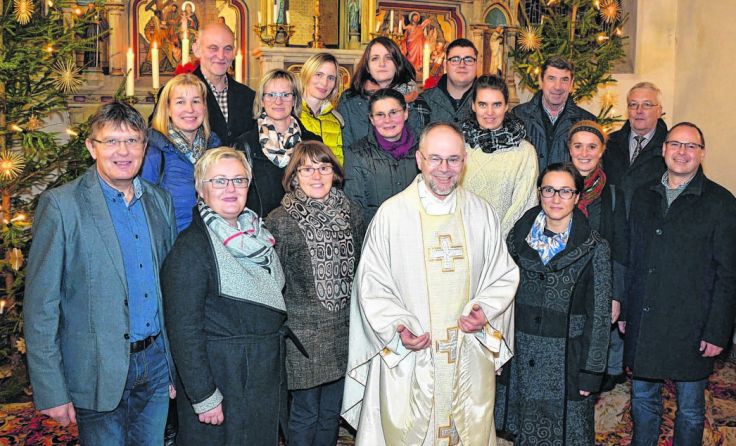 Die Pfarrgemeinde mit dem neuen Priester Pater Wolfgang Foto: Gemeinde