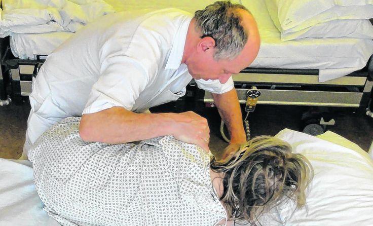Physiotherapeut Johannes Bauer gibt hilfreiche Tipps für Pflegende. Foto: Region Sterngartl