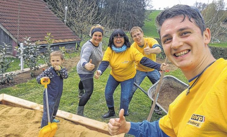 Die Helfer lieferten Sand in 35 Haushalte in Lichtenberg. Foto: ÖAAB Lichtenberg