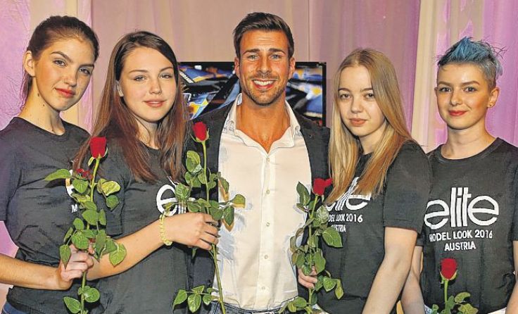 Bachelor Leonard Freier (M.) verteilt Rosen an die Models. Foto: Plus City/PLOHE