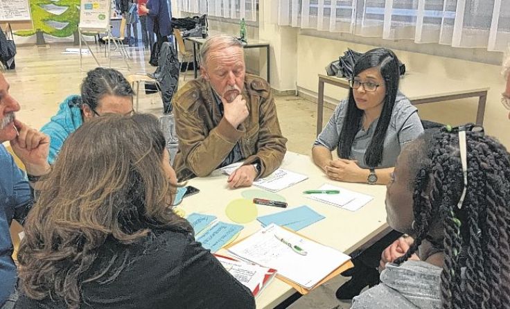Teilnehmer beim runden Tisch mit Integrationsstadtrat Hans Böhm (Mitte). Foto: Stadtarchiv Traun