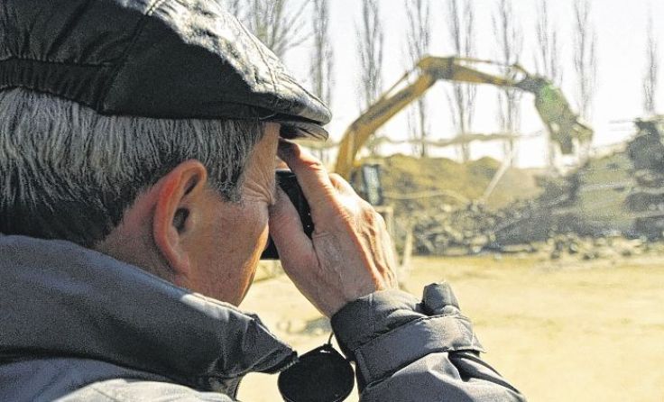 Zaungast fotografiert Aufräumarbeiten des gesprengten Harter Plateaus 2003. Foto: VOWE