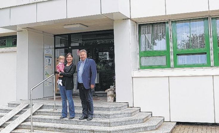 V.l.: Tina Blöchl mit Tochter Magdalena und Bürgermeister Peter Mair Foto: Gemeinde