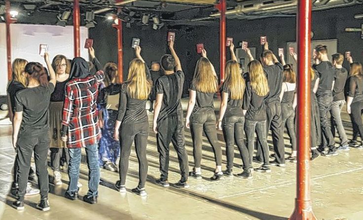 Die Schüler des BRG Traun präsentieren ein Charity-Theaterstück. Foto: Dirk Mucha