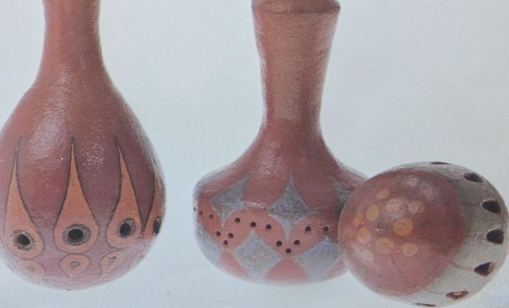 bunt bemalte Rasseln, ein selbstgemachtes Instrument, das Freude bereitet.