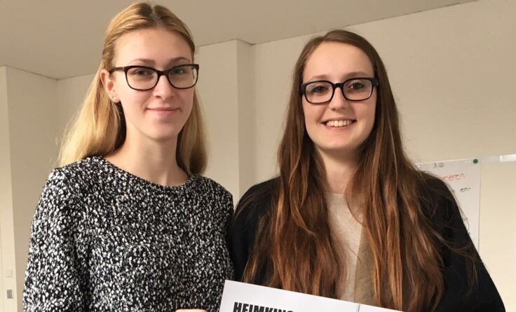 Stefanie und Lara freuen sich schon auf das gemeinsame Filmschauen.Foto: Hanna Ratzberger