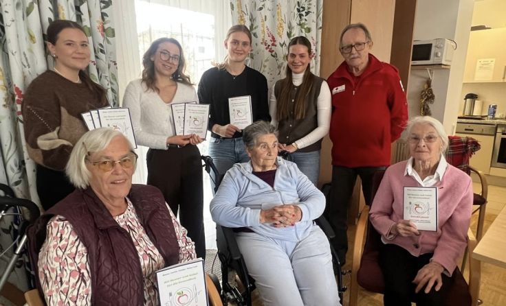 Gruppenfoto mit der Diplomarbeitsgruppe in AWIK (Bildrechte: HLW Steyr)