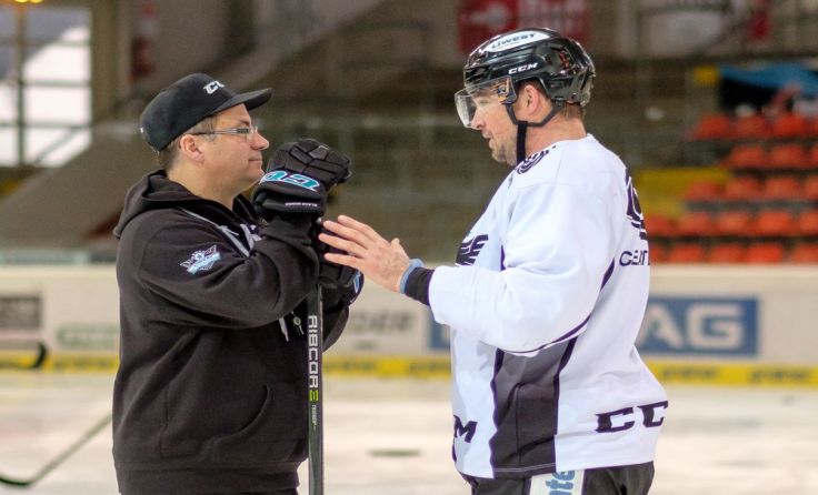 Troy Ward (l.) und Shane O´Brien: fachsimpeln mit NHL-Erfahrung. Foto: Werner Harrer Fotografie