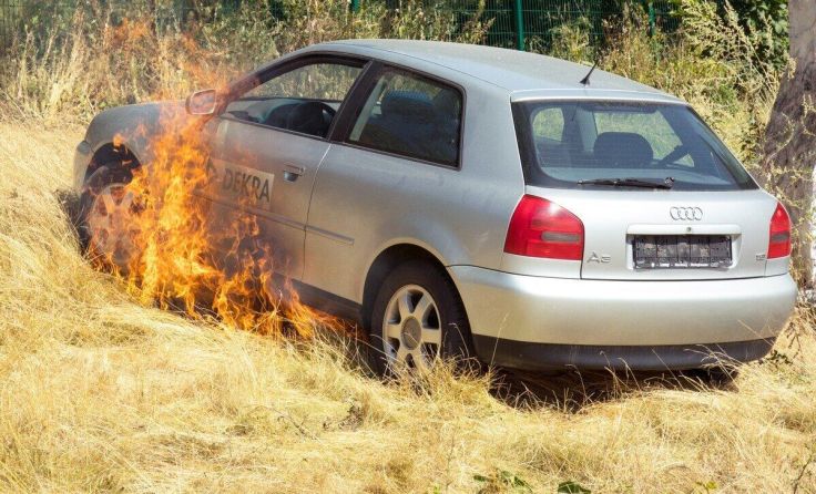 Vorsicht beim Abstellen von Fahrzeugen auf trockenen, unbefestigten Flächen. (Foto: DEKRA SE)
