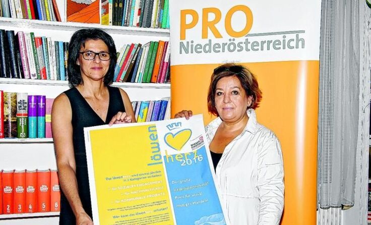 Renate Gruber (l.) und Karin Renner holen sozial Engagierte vor den Vorhang. 