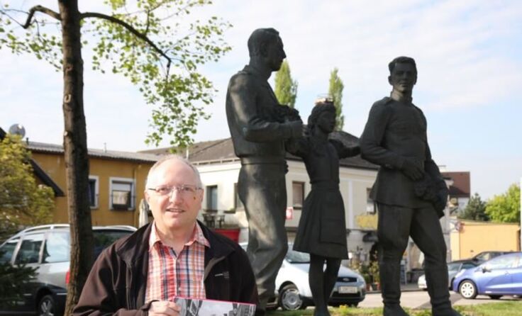 Buchautor Franz Wiesenhofer beim Friedensdenkmal in Erlauf; Foto: Hildegard Wiesenhofer