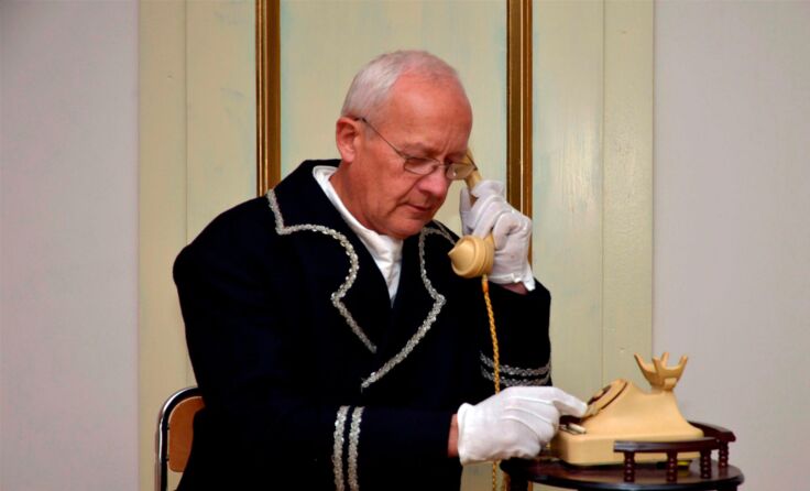 Butler Thomas versucht zu retten was noch zu retten ist.