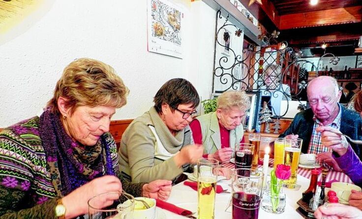 Zweimal wurde am Bad Zeller Mittagstisch bereits gut in Gesellschaft gespeist. Foto: Hoser