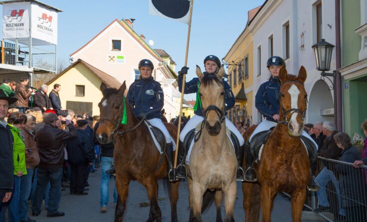 Jedes Jahr wieder ein Augenschmaus: der Einzug der Reiter und Fahrer. Foto: Grohs