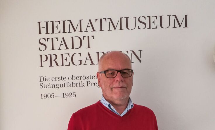 Kurrentschrift-Experte Erwin Zeinhofer mit seinem größten Dokument