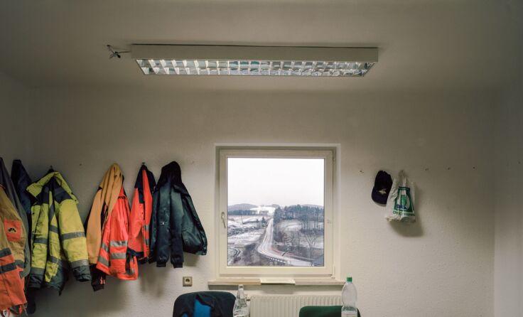 Schon Geschichte: Arbeiterquartier in einem Abbruchhaus an der S 10-Trasse. Foto: Hörbst