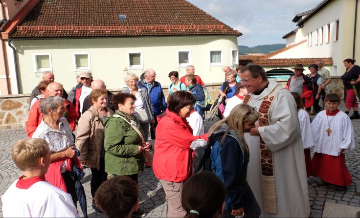 Pfarrer Klemens Hofmann hieß die Sternwanderer an der Kirchenpforte willkommen. 
