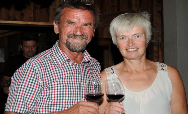 Prosit auf das gelungene Bio-Weinfest: Anna Steinek und Karl Kern Foto: Greindl 